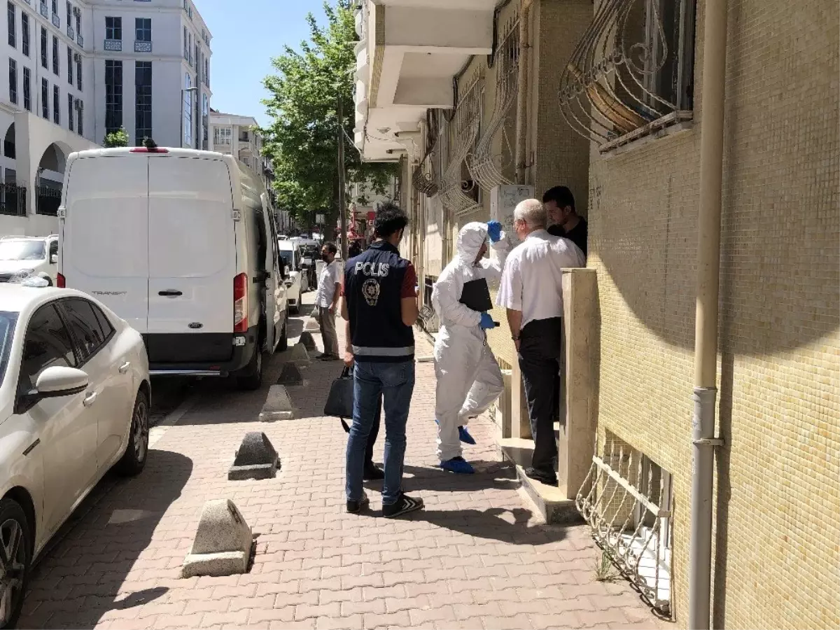 Eşinin ellerini bağlayıp öldüren zanlı cesedi kızıyla aynı evde bıraktı