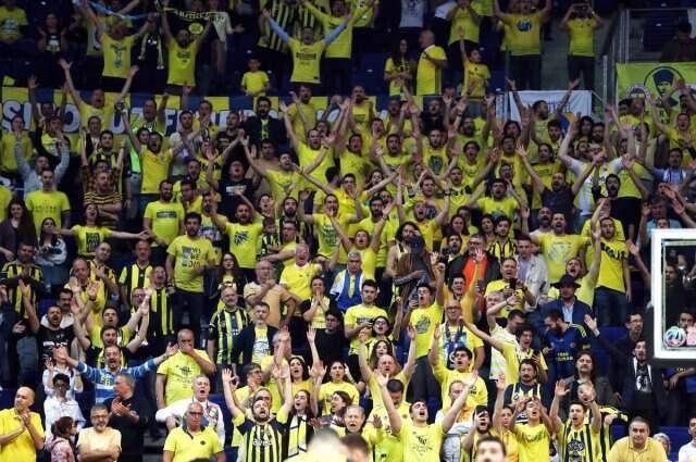 Fenerbahçe taraftarından Kostas Sloukas'a destek