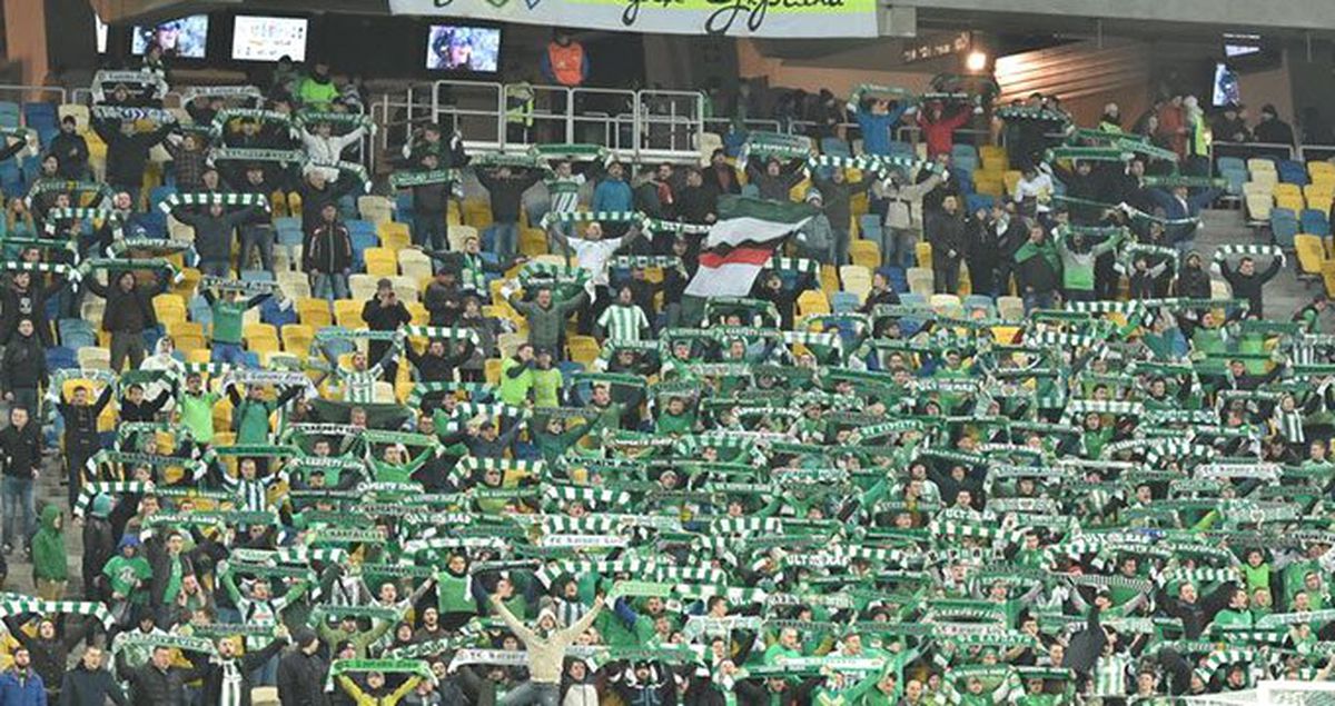 Galibiyete sevinen taraftarlar stadyumu ateşe verdi!