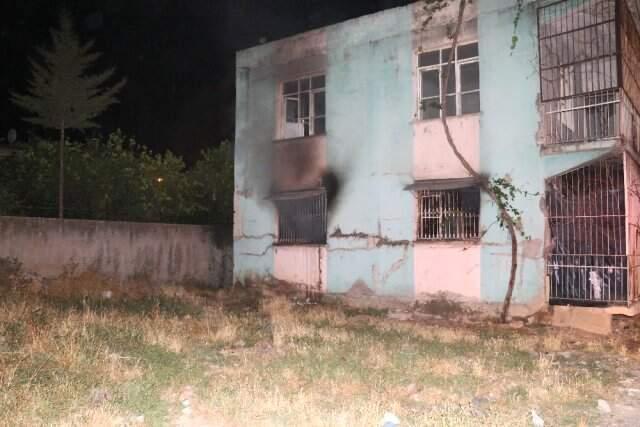 Gece yarısı korku dolu anlar! Yangından balkona sığınan anne ve çocuklar canlarını zor kurtardı