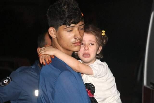 Gece yarısı korku dolu anlar! Yangından balkona sığınan anne ve çocuklar canlarını zor kurtardı