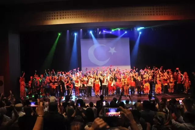 GKV'liler Anadolu'yu dansın renkleriyle sahneye taşıdı GKV'liler Anadolu'yu dansın renkleriyle sahneye taşıdı