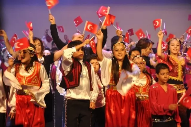 GKV'liler Anadolu'yu dansın renkleriyle sahneye taşıdı GKV'liler Anadolu'yu dansın renkleriyle sahneye taşıdı