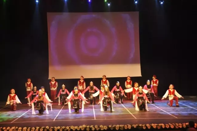 GKV'liler Anadolu'yu dansın renkleriyle sahneye taşıdı GKV'liler Anadolu'yu dansın renkleriyle sahneye taşıdı