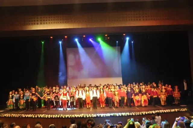 GKV'liler Anadolu'yu dansın renkleriyle sahneye taşıdı GKV'liler Anadolu'yu dansın renkleriyle sahneye taşıdı