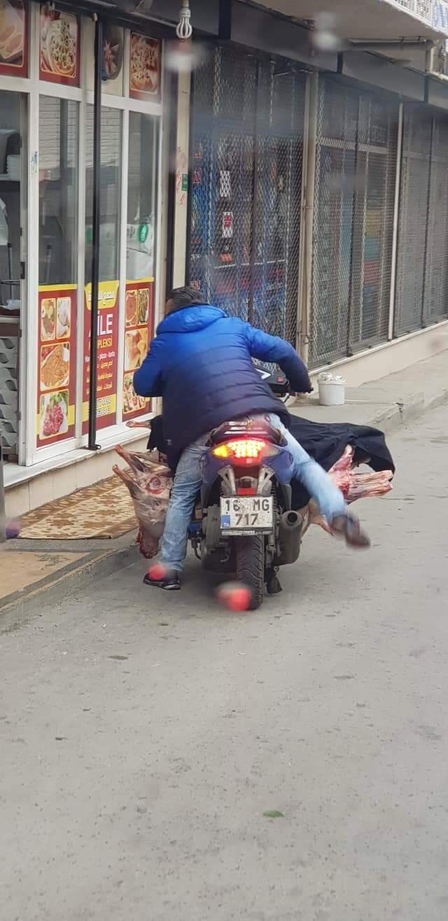 Gören şaşkına döndü! Motosikletine yüklediği ambalajsız et ile yolculuk yaptı