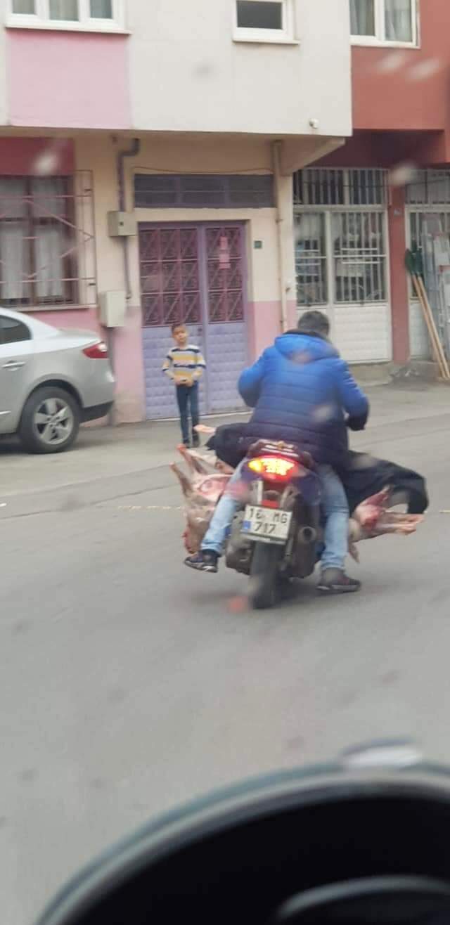 Gören şaşkına döndü! Motosikletine yüklediği ambalajsız et ile yolculuk yaptı
