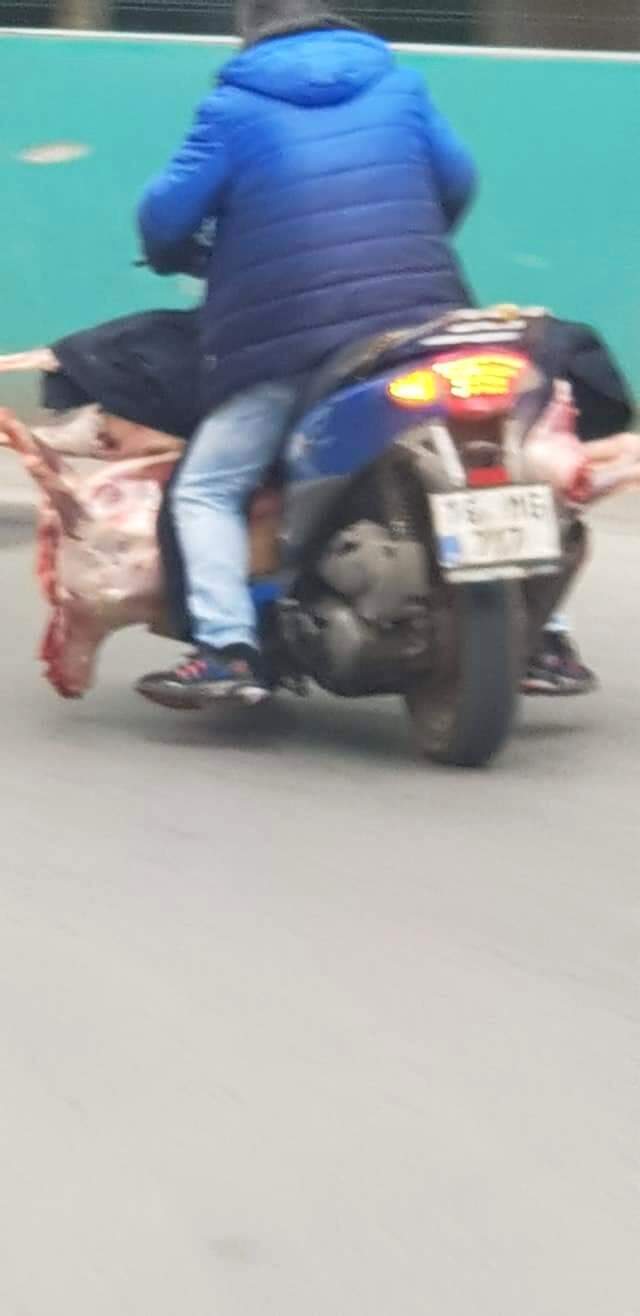 Gören şaşkına döndü! Motosikletine yüklediği ambalajsız et ile yolculuk yaptı