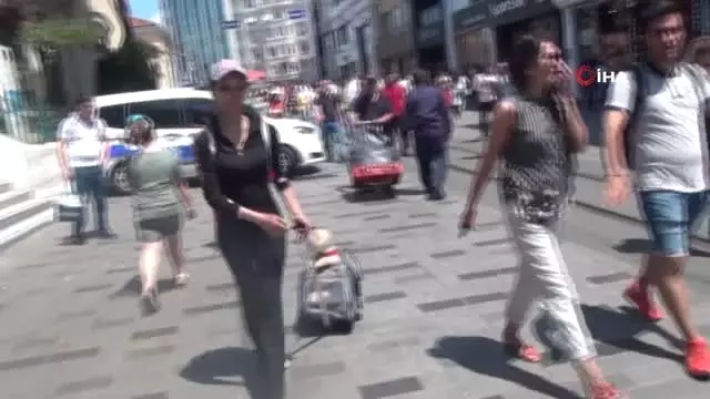 İstiklal Caddesi'nde bu köpeği görenler dönüp bir daha bakıyor İstiklal Caddesi'nde bu köpeği görenler dönüp bir daha bakıyor