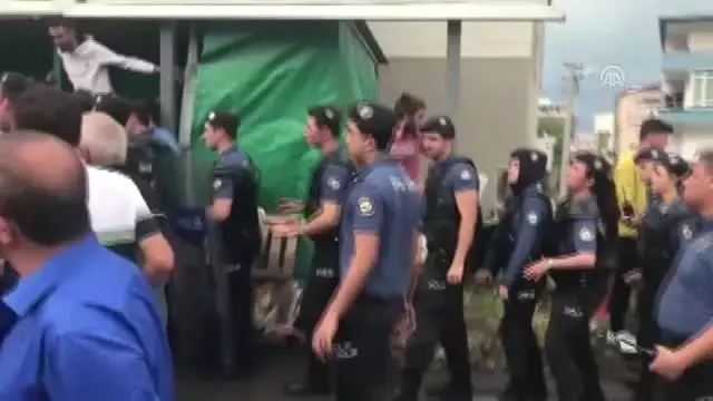 Kaçak meyve sebze tezgahının mühürlenmesi sırasında arbede Kaçak meyve sebze tezgahının mühürlenmesi sırasında arbede