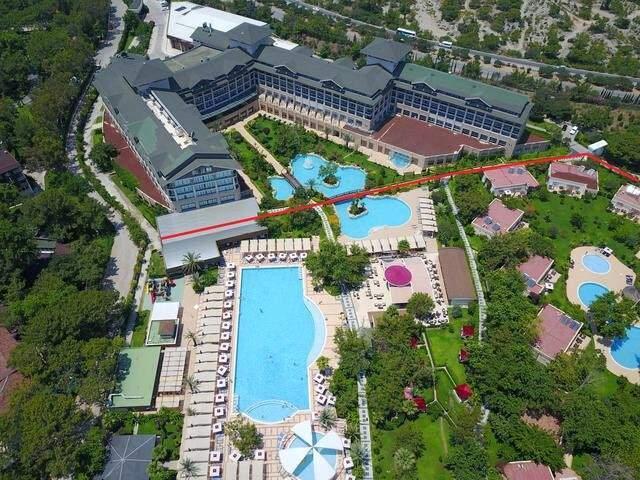 Otel ve sahil tel örgülerle ayrıldı, turistler mağdur