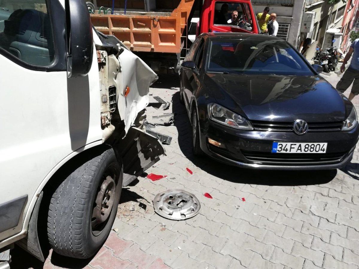 Sürücü adayı vitesi karıştırınca ortalık savaş alanına döndü