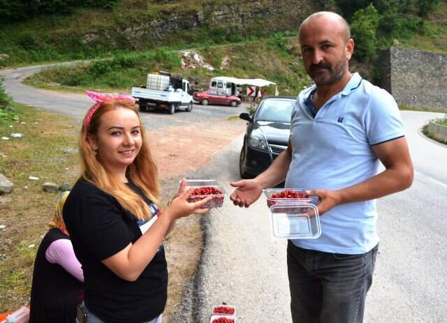 Zor şartlarda toplanan dağ çileğinin kilosu 120 liradan kapış kapış satılıyor