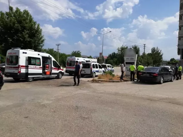 Adıyaman'da iki otomobil çarpıştı: 4 yaralı Adıyaman'da iki otomobil çarpıştı: 4 yaralı