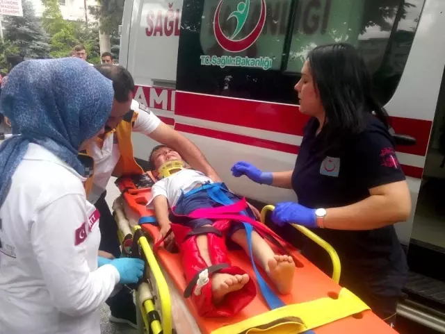 Afyonkarahisar'da İranlı çocuğa posta dağıtım aracı çarptı Afyonkarahisar'da İranlı çocuğa posta dağıtım aracı çarptı