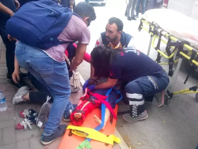 Afyonkarahisar'da İranlı çocuğa posta dağıtım aracı çarptı Afyonkarahisar'da İranlı çocuğa posta dağıtım aracı çarptı