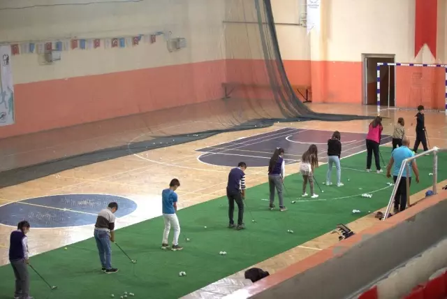 Ardahanlı minik golfçülerin başarısı Türkiye'nin dikkat çekiyor Ardahanlı minik golfçülerin başarısı Türkiye'nin dikkat çekiyor