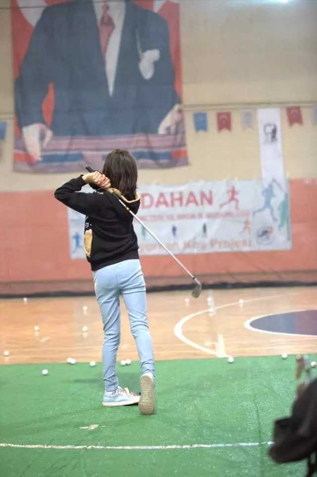 Ardahanlı minik golfçülerin başarısı Türkiye'nin dikkat çekiyor Ardahanlı minik golfçülerin başarısı Türkiye'nin dikkat çekiyor