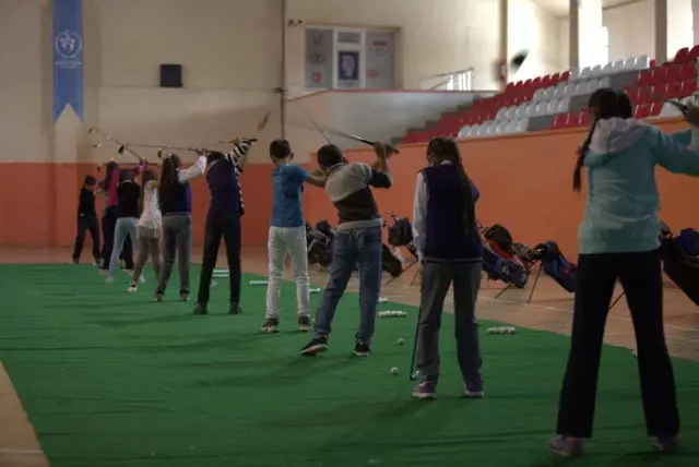 Ardahanlı minik golfçülerin başarısı Türkiye'nin dikkat çekiyor Ardahanlı minik golfçülerin başarısı Türkiye'nin dikkat çekiyor