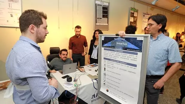 Arkadaşlarından ilham alıp görme engelliler için akıllı asistan yaptılar Arkadaşlarından ilham alıp görme engelliler için akıllı asistan yaptılar
