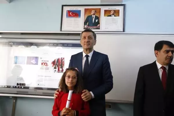Bakan Selçuk: Tatil, ekran karşısında yaşanacak bir hadise değil Bakan Selçuk: Tatil, ekran karşısında yaşanacak bir hadise değil