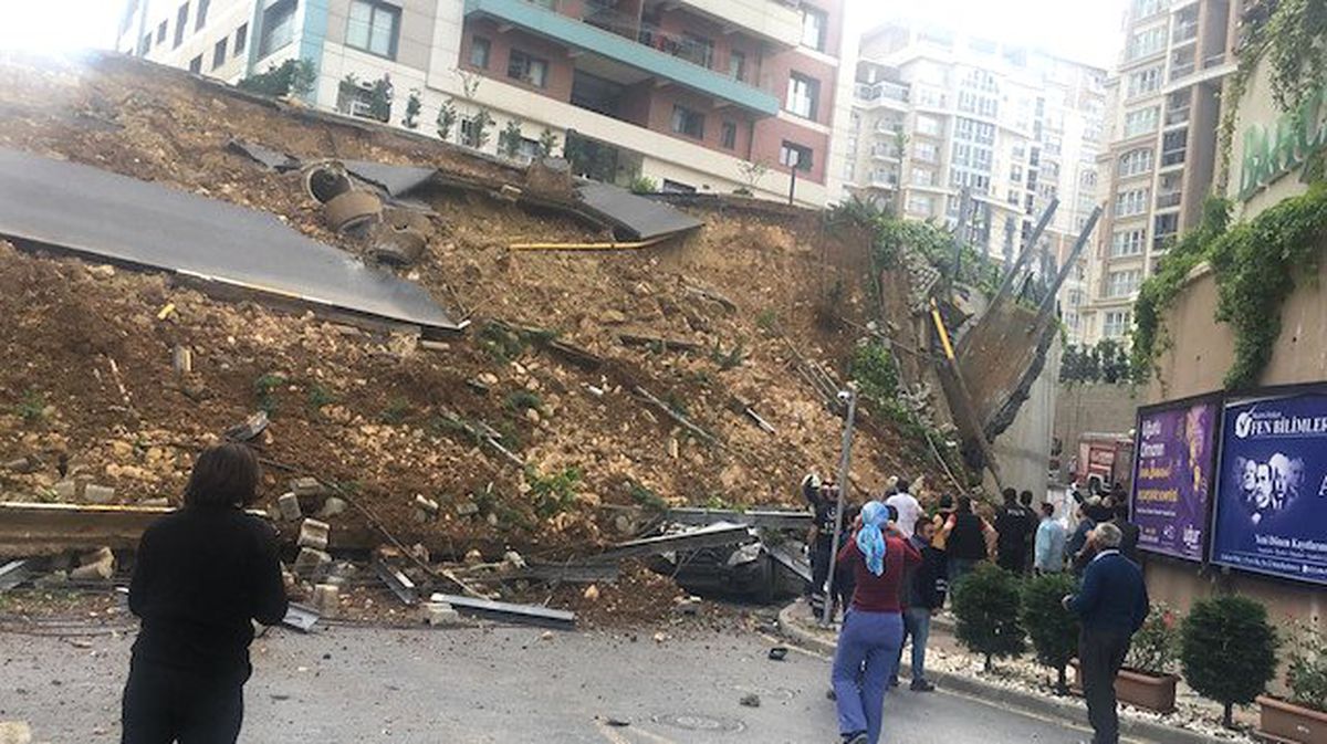 Başakşehir'de çöken istinat duvarı, bölge esnafını mağdur etti