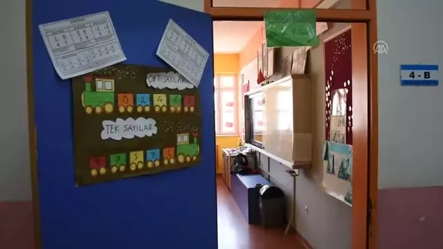 Çankırı'da 'ikiz' öğrencilerin karne sevinci Çankırı'da 'ikiz' öğrencilerin karne sevinci