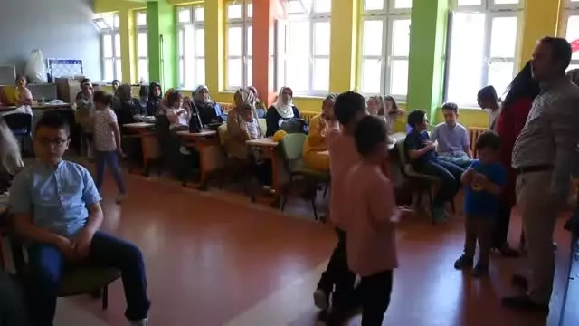 Çankırı'da 'ikiz' öğrencilerin karne sevinci Çankırı'da 'ikiz' öğrencilerin karne sevinci