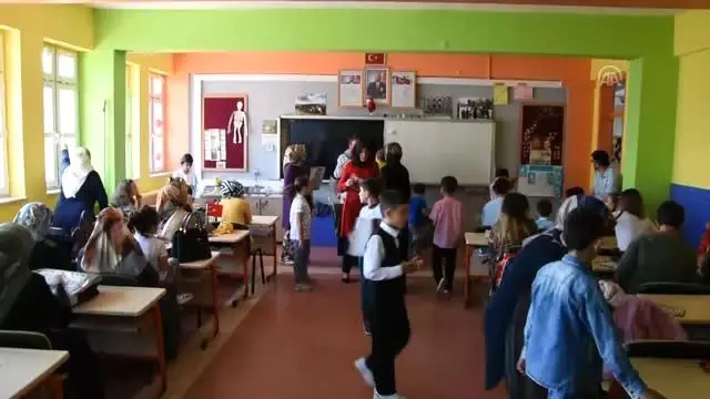 Çankırı'da 'ikiz' öğrencilerin karne sevinci Çankırı'da 'ikiz' öğrencilerin karne sevinci