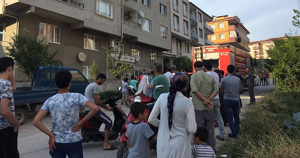Çatı katında, bomba gibi patlayan çamaşır makinesi mahalle sakinlerini sokağa döktü