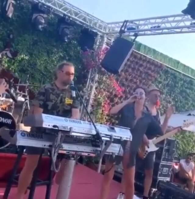 Cem Yılmaz ve Defne Samyeli Sahneye çıkıp şarkı söyledi