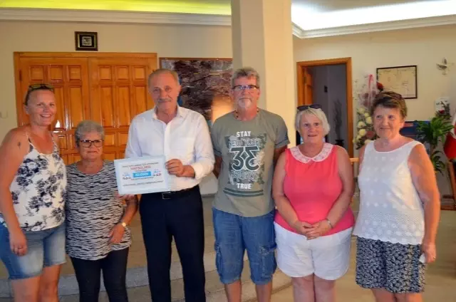 Didim'de sokak hayvanları için yabancılardan 20 bin TL'lik bağış Didim'de sokak hayvanları için yabancılardan 20 bin TL'lik bağış