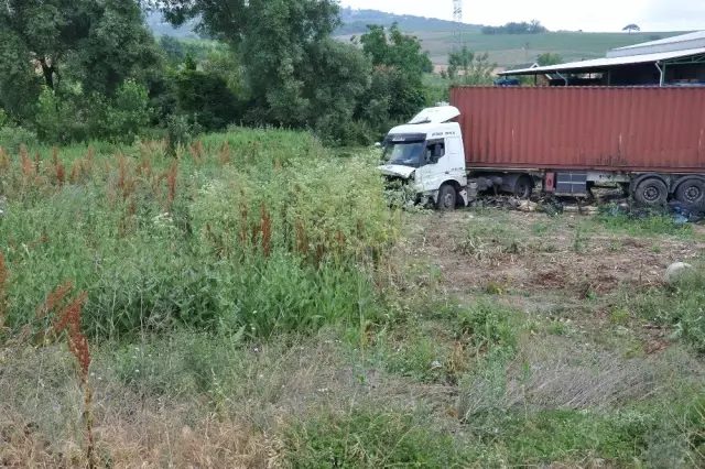 Direksiyon hakimiyetini kaybeden tır şoförü, soğuk hava deposuna daldı Direksiyon hakimiyetini kaybeden tır şoförü, soğuk hava deposuna daldı