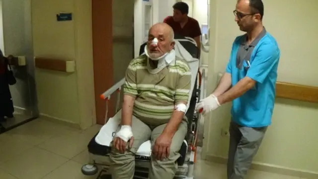 Direksiyon hakimiyetini kaybeden tır şoförü, soğuk hava deposuna daldı Direksiyon hakimiyetini kaybeden tır şoförü, soğuk hava deposuna daldı