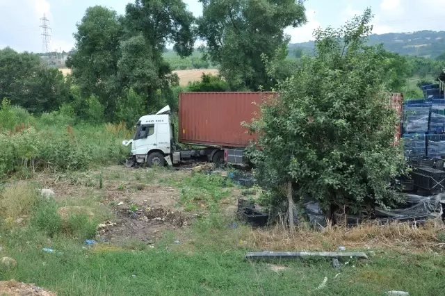 Direksiyon hakimiyetini kaybeden tır şoförü, soğuk hava deposuna daldı Direksiyon hakimiyetini kaybeden tır şoförü, soğuk hava deposuna daldı