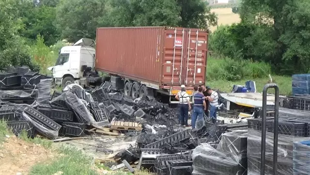 Direksiyon hakimiyetini kaybeden tır şoförü, soğuk hava deposuna daldı Direksiyon hakimiyetini kaybeden tır şoförü, soğuk hava deposuna daldı