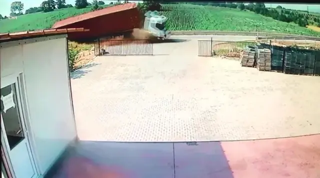 Direksiyon hakimiyetini kaybeden tır şoförü, soğuk hava deposuna daldı Direksiyon hakimiyetini kaybeden tır şoförü, soğuk hava deposuna daldı