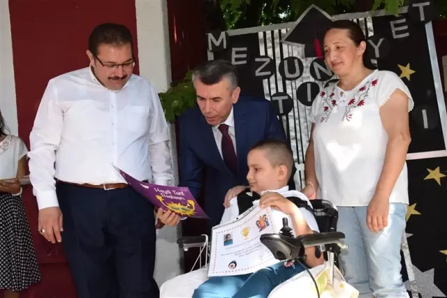 Edremit'te karne heyecanını öğrenciler ile birlikte veliler de yaşadı Edremit'te karne heyecanını öğrenciler ile birlikte veliler de yaşadı