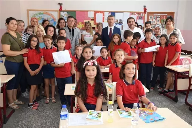 Edremit'te karne heyecanını öğrenciler ile birlikte veliler de yaşadı Edremit'te karne heyecanını öğrenciler ile birlikte veliler de yaşadı