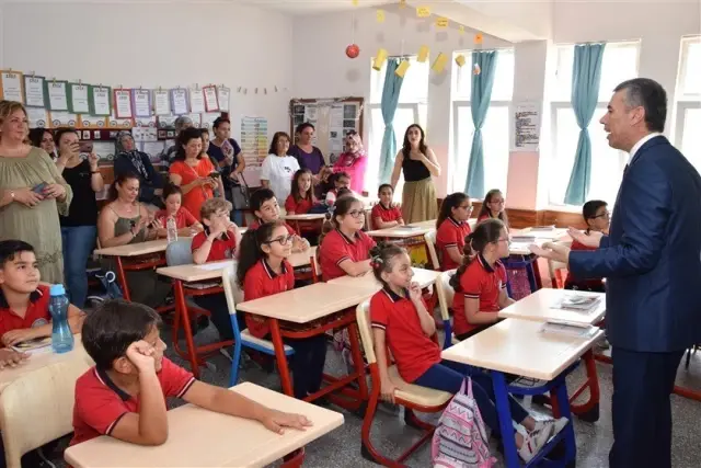 Edremit'te karne heyecanını öğrenciler ile birlikte veliler de yaşadı Edremit'te karne heyecanını öğrenciler ile birlikte veliler de yaşadı