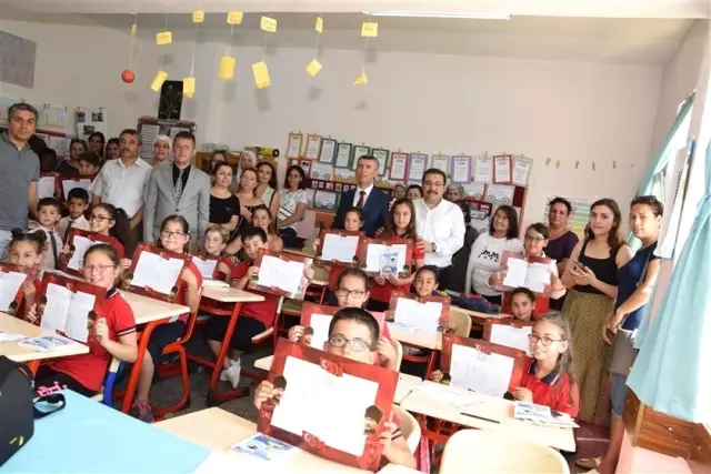 Edremit'te karne heyecanını öğrenciler ile birlikte veliler de yaşadı Edremit'te karne heyecanını öğrenciler ile birlikte veliler de yaşadı