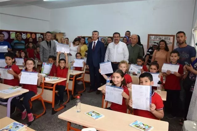 Edremit'te karne heyecanını öğrenciler ile birlikte veliler de yaşadı Edremit'te karne heyecanını öğrenciler ile birlikte veliler de yaşadı