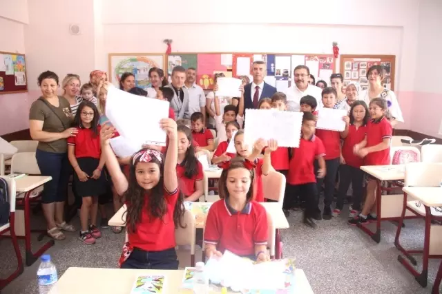 Edremit'te karne heyecanını öğrenciler ile birlikte veliler de yaşadı Edremit'te karne heyecanını öğrenciler ile birlikte veliler de yaşadı