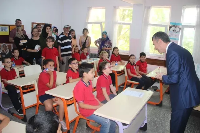 Edremit'te karne heyecanını öğrenciler ile birlikte veliler de yaşadı Edremit'te karne heyecanını öğrenciler ile birlikte veliler de yaşadı