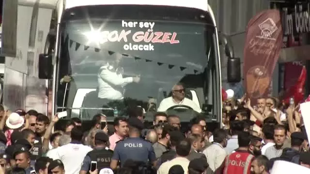Ekrem İmamoğlu, Bayrampaşa'da vatandaşlarla buluştu Ekrem İmamoğlu, Bayrampaşa'da vatandaşlarla buluştu