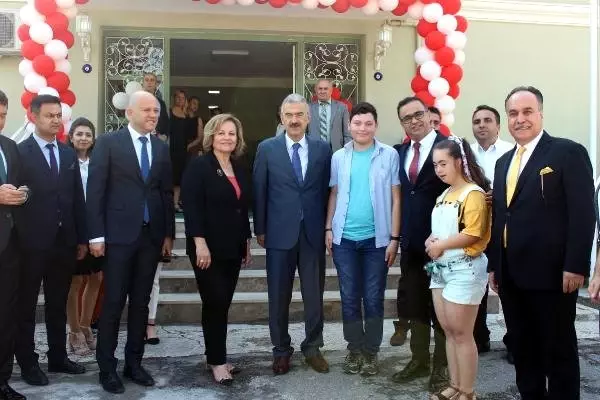 En güzel kıyafetlerini giyerek karnelerini aldılar