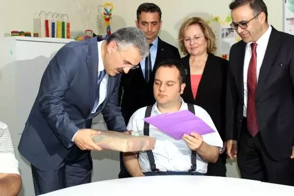 En güzel kıyafetlerini giyerek karnelerini aldılar En güzel kıyafetlerini giyerek karnelerini aldılar