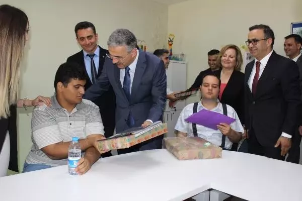 En güzel kıyafetlerini giyerek karnelerini aldılar En güzel kıyafetlerini giyerek karnelerini aldılar