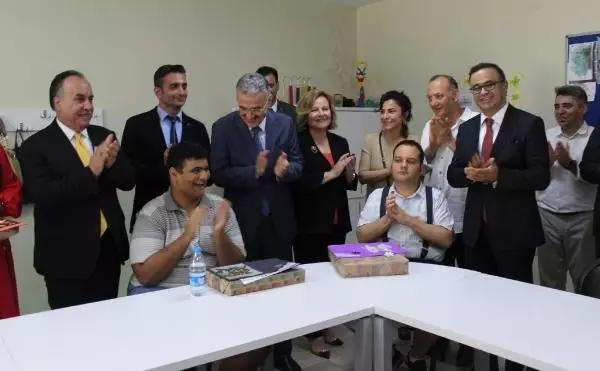 En güzel kıyafetlerini giyerek karnelerini aldılar En güzel kıyafetlerini giyerek karnelerini aldılar