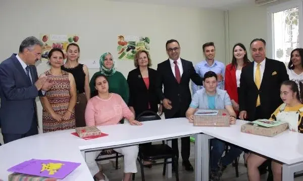 En güzel kıyafetlerini giyerek karnelerini aldılar En güzel kıyafetlerini giyerek karnelerini aldılar